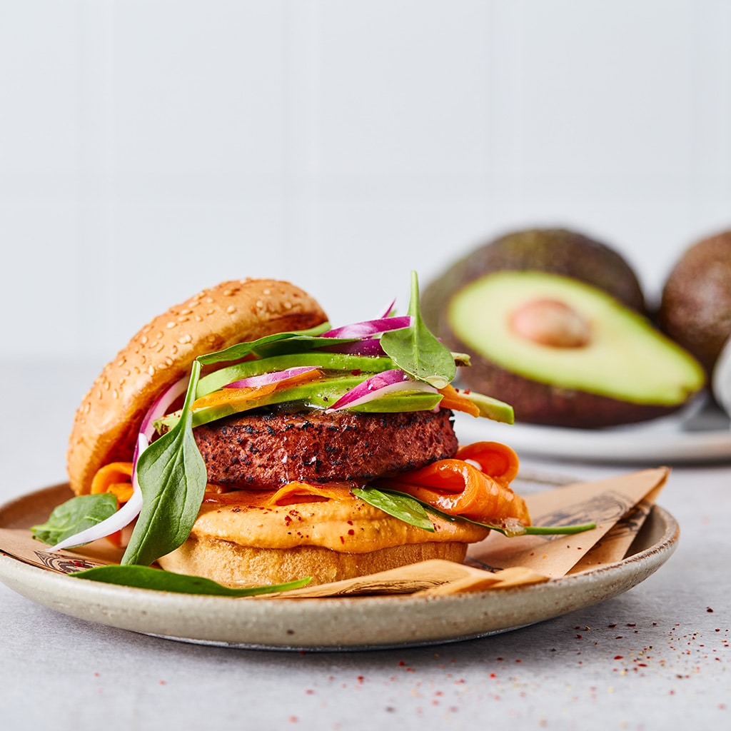 Vegetarische burger met zoete aardappel, avocado en pittige houmous